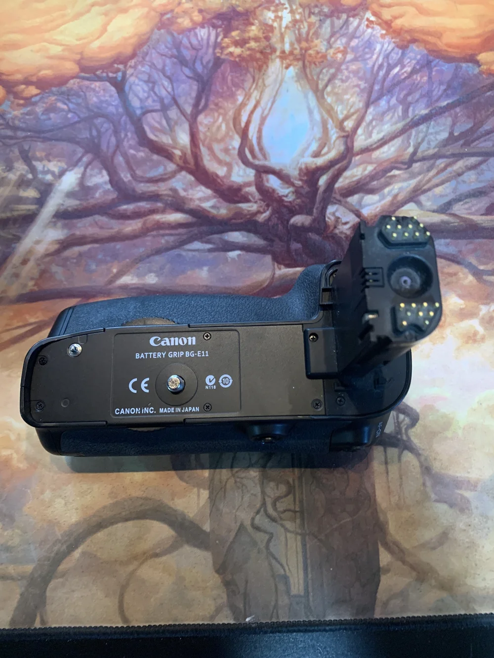 Canon BG-E11 Battery Grip for EOS 5D Mark III, 5DS, & 5DS R Battery Extender